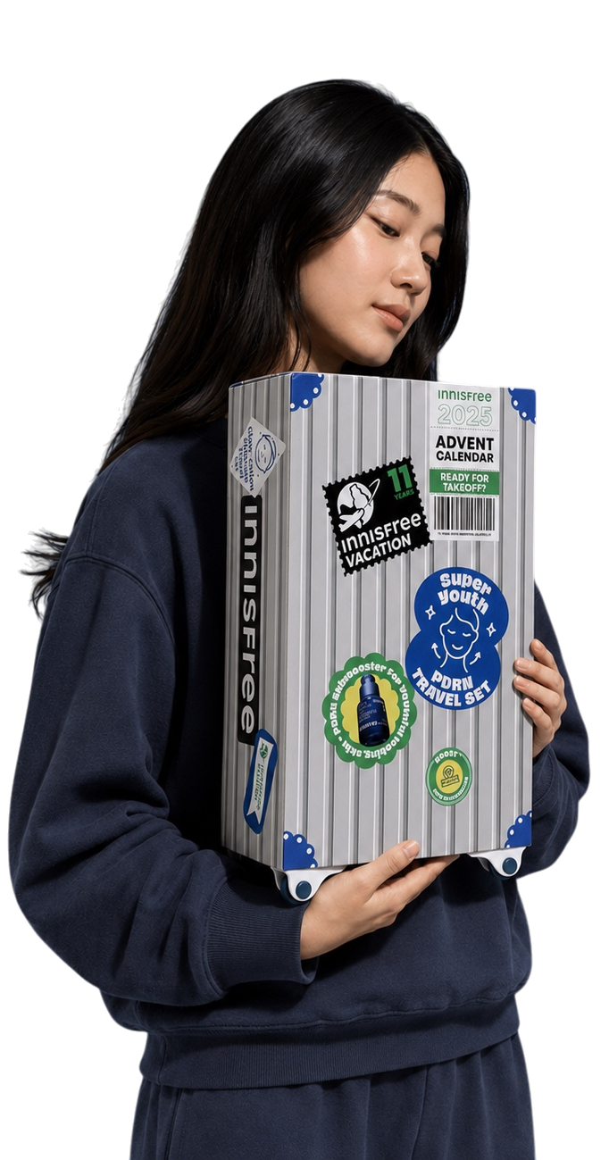 Model holding Innisfree advent calendar box